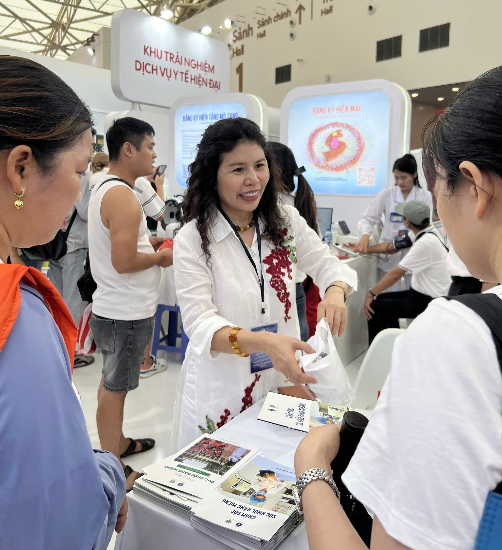 Gian Triển lãm Bộ Y tế thu hút hàng chục nghìn lượt khách thăm quan, trải nghiệm khám, tư vấn sức khoẻ- Ảnh 1.