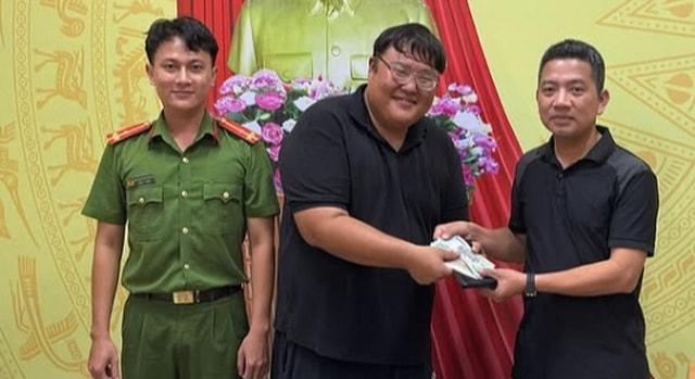 Du khách Hàn Quốc nhận lại trên 31 triệu đồng và hơn 100 USD đánh rơi- Ảnh 1.