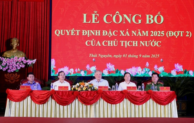 Phó Thủ tướng chúc mừng 435 phạm nhân được đặc xá tại Trại tam giam Phú Sơn 4- Ảnh 1. Phó Thủ tướng chúc mừng 435 phạm nhân được đặc xá tại Trại tam giam Phú Sơn 4- Ảnh 1.