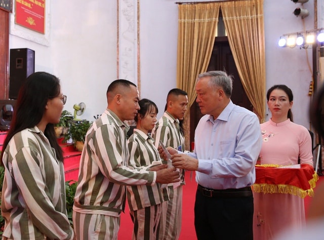 Phó Thủ tướng chúc mừng 435 phạm nhân được đặc xá tại Trại tam giam Phú Sơn 4- Ảnh 2. Phó Thủ tướng chúc mừng 435 phạm nhân được đặc xá tại Trại tam giam Phú Sơn 4- Ảnh 2.