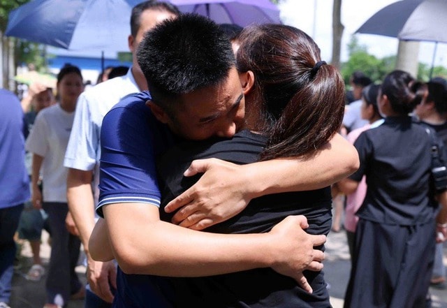 Phó Thủ tướng chúc mừng 435 phạm nhân được đặc xá tại Trại tam giam Phú Sơn 4- Ảnh 3. Phó Thủ tướng chúc mừng 435 phạm nhân được đặc xá tại Trại tam giam Phú Sơn 4- Ảnh 3.