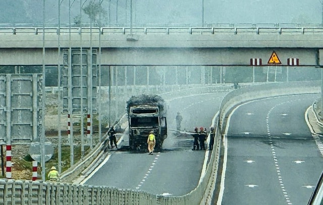 Xe đầu kéo bốc cháy dữ dội trên cao tốc đoạn qua Hà Tĩnh- Ảnh 1.