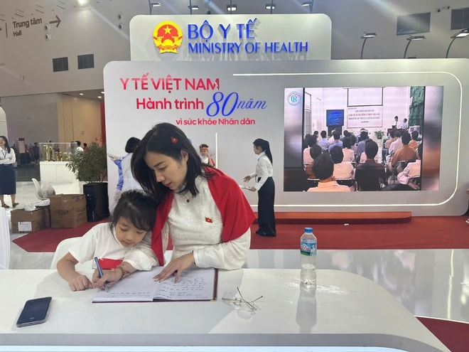 Gian Triển lãm Bộ Y tế thu hút hàng chục nghìn lượt khách thăm quan, trải nghiệm khám, tư vấn sức khoẻ- Ảnh 4.