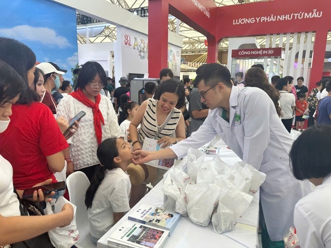 Gian Triển lãm Bộ Y tế thu hút hàng chục nghìn lượt khách thăm quan, trải nghiệm khám, tư vấn sức khoẻ- Ảnh 11.