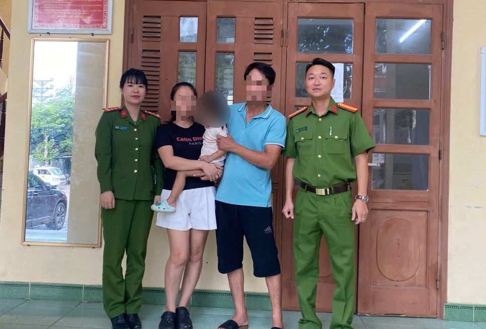 Công an đặc khu Vân Đồn khẩn trương tìm bé gái 2 tuổi bị lạc- Ảnh 1.