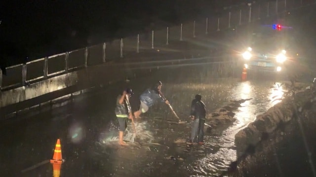 Cơn mưa lớn làm cát tràn xuống cao tốc Vĩnh Hảo - Phan Thiết- Ảnh 1.