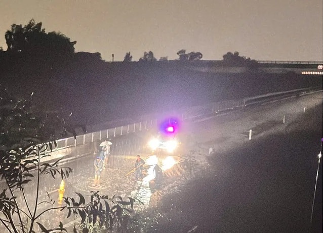 Cơn mưa lớn làm cát tràn xuống cao tốc Vĩnh Hảo - Phan Thiết- Ảnh 2.