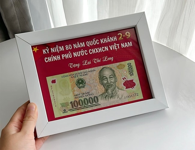 Nhiều người đóng khung 100 nghìn đồng quà 2/9 để lưu giữ như báu vật- Ảnh 1. Nhiều người đóng khung 100 nghìn đồng quà 2/9 để lưu giữ như báu vật- Ảnh 1.