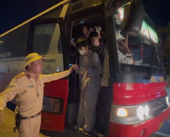 Chở quá 36 hành khách, tài xế ô tô và chủ phương tiện bị xử phạt hơn 170 triệu đồng- Ảnh 1.