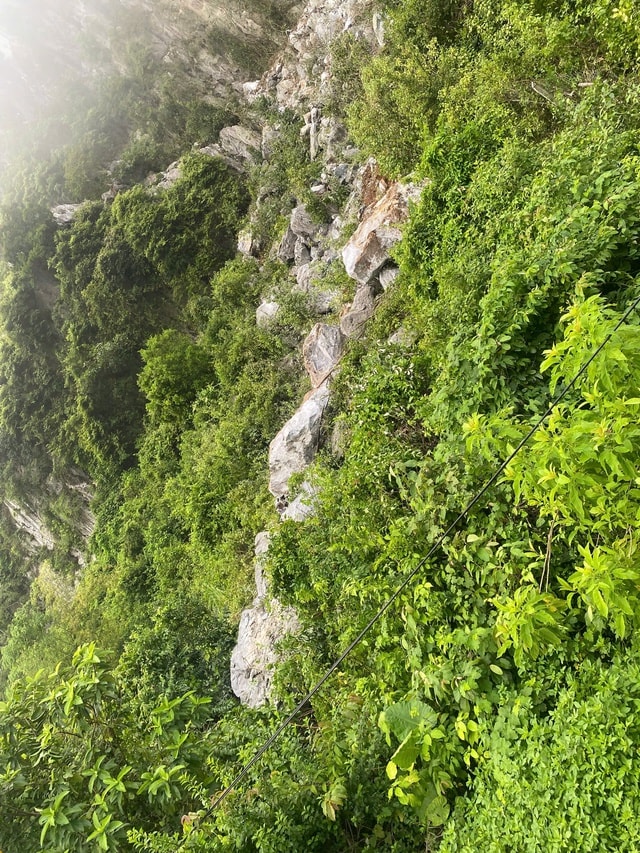 Đá lăn từ núi cao làm lệch đường ray, tàu Bắc - Nam tạm đình trệ- Ảnh 2.