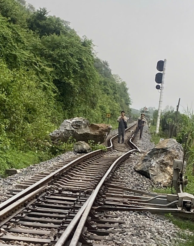 Đá lăn từ núi cao làm lệch đường ray, tàu Bắc - Nam tạm đình trệ- Ảnh 1.