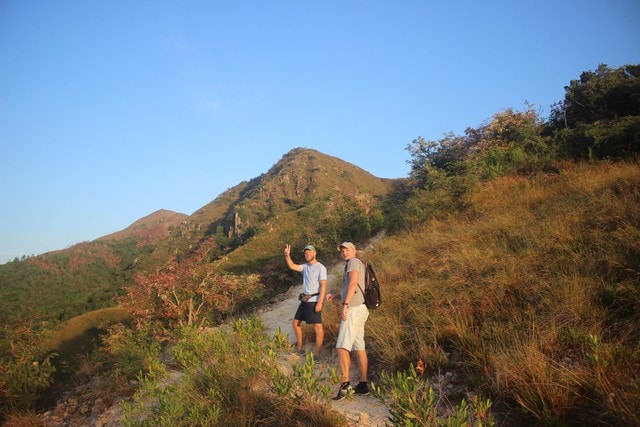 Hai người Nga lạc đường trên núi Cô Tiên được đưa xuống núi an toàn- Ảnh 2.