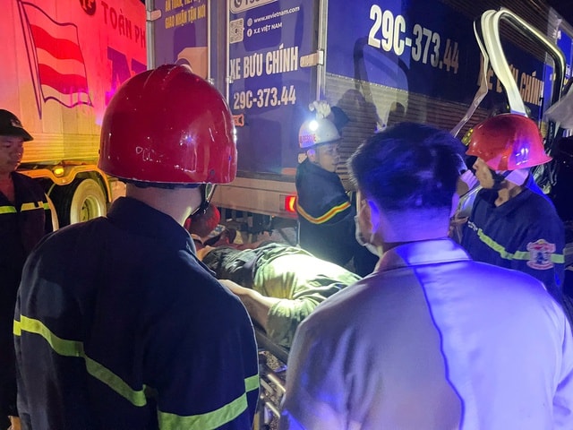 Giải cứu tài xế mắc kẹt trong cabin sau tai nạn lúc rạng sáng- Ảnh 2.
