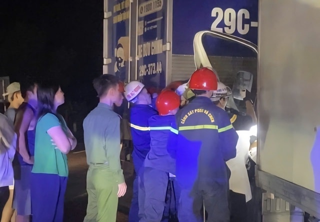 Giải cứu tài xế mắc kẹt trong cabin sau tai nạn lúc rạng sáng- Ảnh 1.