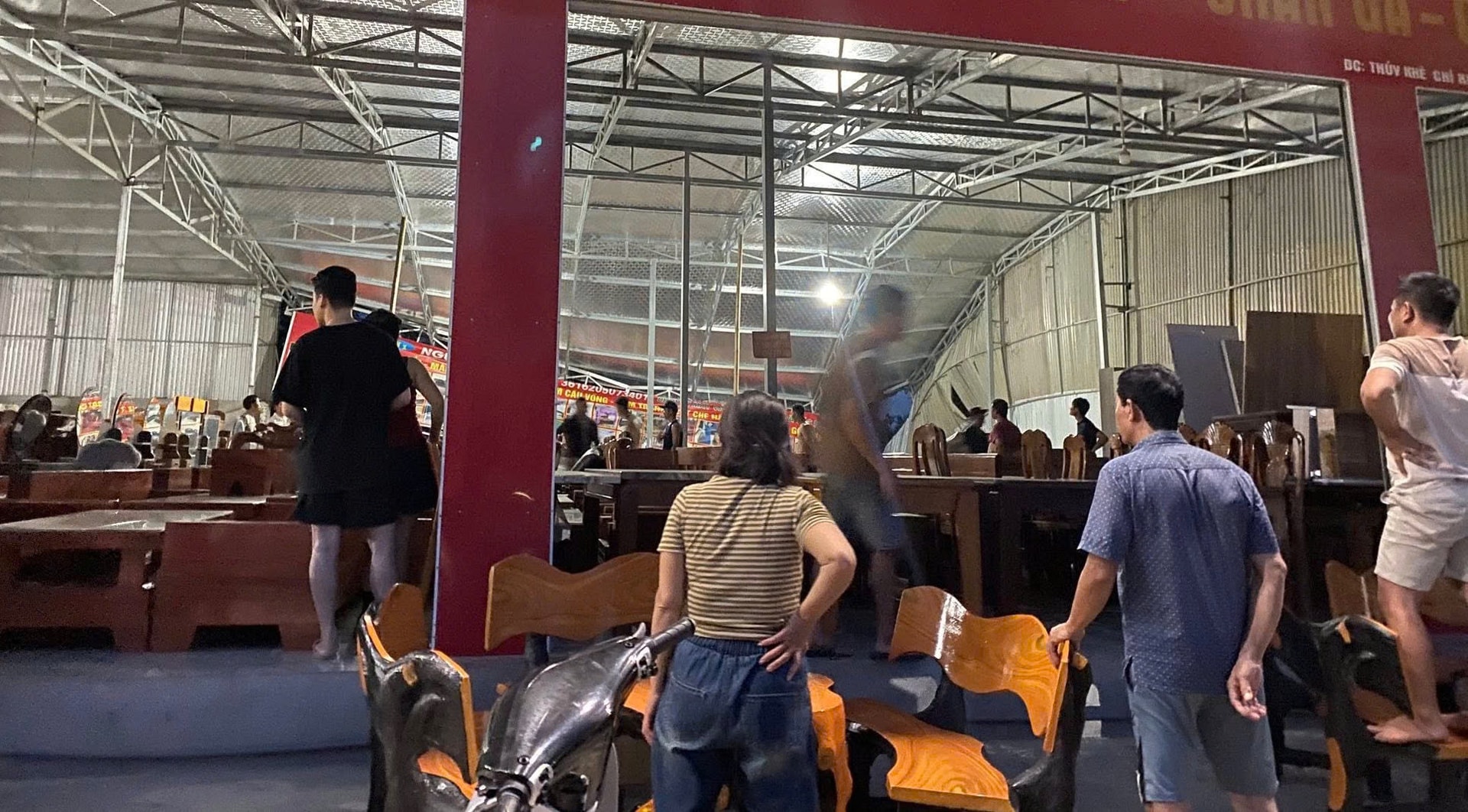 Sạt lở khiến nhà dân và trạm sạc điện bị cuốn xuống sông Lam- Ảnh 2.