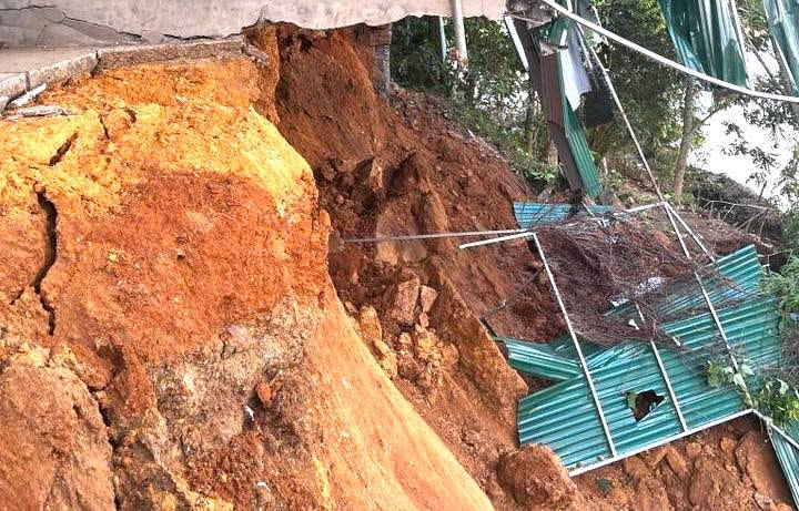 Sạt lở khiến nhà dân và trạm sạc điện bị cuốn xuống sông Lam- Ảnh 1.