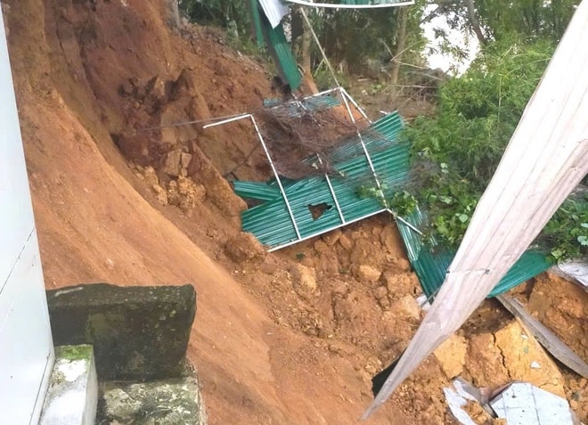 Sạt lở khiến nhà dân và trạm sạc điện bị cuốn xuống sông Lam- Ảnh 5.