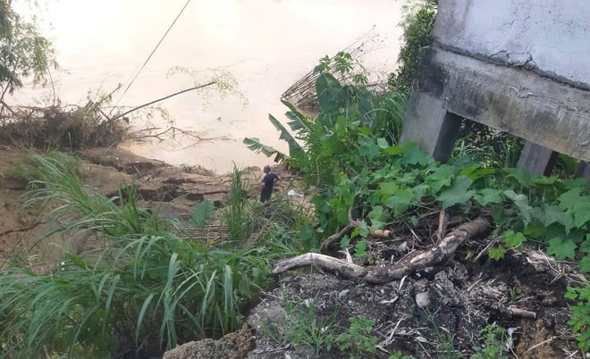 Sạt lở khiến nhà dân và trạm sạc điện bị cuốn xuống sông Lam- Ảnh 4.