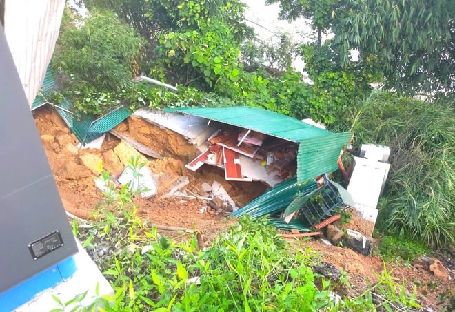 Sạt lở khiến nhà dân và trạm sạc điện bị cuốn xuống sông Lam- Ảnh 3.