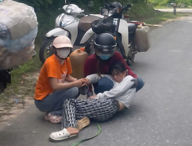 Công an xã dùng xe chuyên dụng đưa người phụ nữ ngất xỉu giữa đường đi cấp cứu- Ảnh 2.