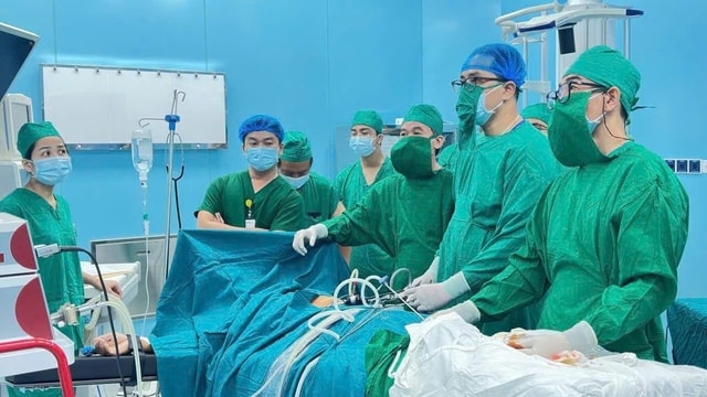 Ca phẫu thuật nội soi cấp cứu đầu tiên tại Đặc khu Côn Đảo- Ảnh 2.