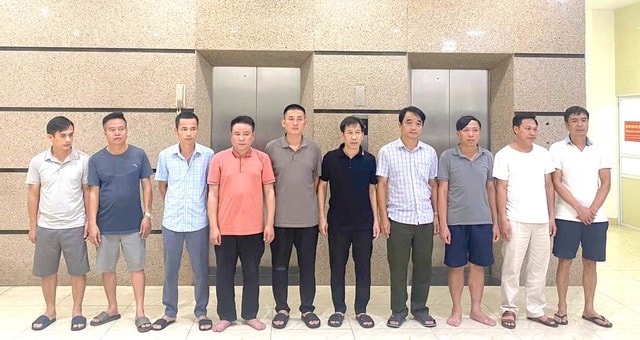 Bắt giữ nhiều cán bộ kiểm lâm trong đường dây bảo kê xe gỗ quý hiếm - Ảnh 2. Bắt giữ nhiều cán bộ kiểm lâm trong đường dây bảo kê xe gỗ quý hiếm - Ảnh 2.