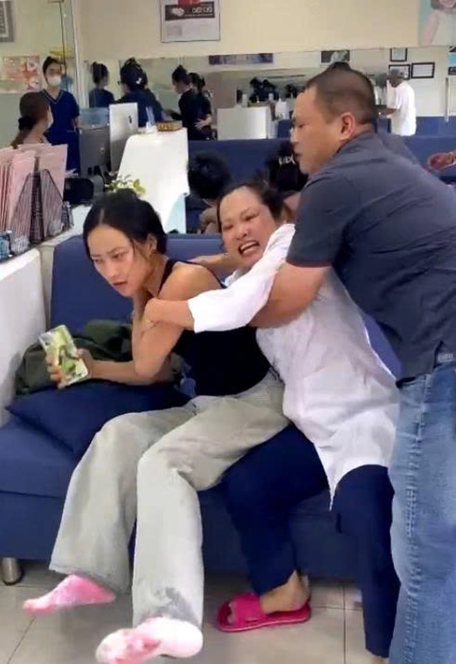 Công an điều tra vụ nha khoa Tuyết Chinh hành hung khách- Ảnh 1. Công an điều tra vụ nha khoa Tuyết Chinh hành hung khách- Ảnh 1.