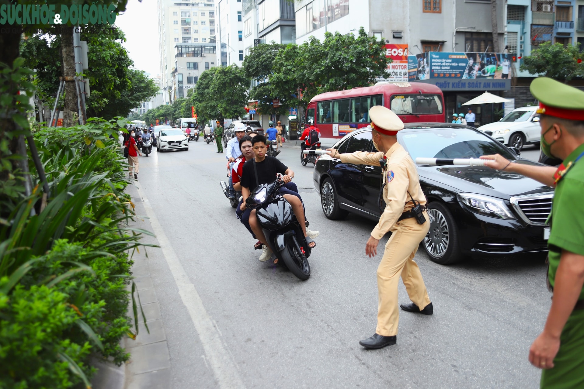 Đi xe máy không biển, 'đầu trần',... nhiều học sinh Hà Nội bị xử lý- Ảnh 7. Đi xe máy không biển, 'đầu trần',... nhiều học sinh Hà Nội bị xử lý- Ảnh 7.