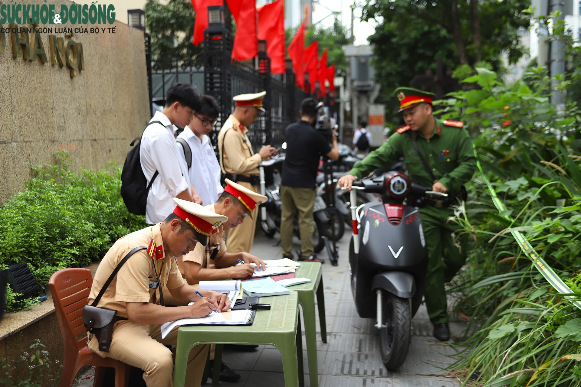 Đi xe máy không biển, 'đầu trần',... nhiều học sinh Hà Nội bị xử lý- Ảnh 9. Đi xe máy không biển, 'đầu trần',... nhiều học sinh Hà Nội bị xử lý- Ảnh 9.