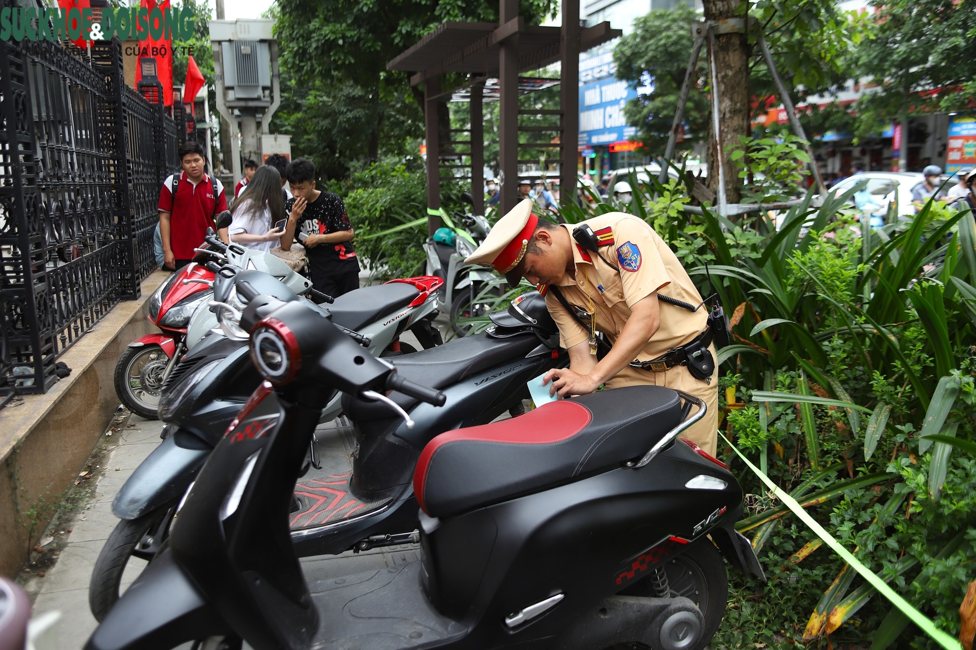 Đi xe máy không biển, 'đầu trần',... nhiều học sinh Hà Nội bị xử lý- Ảnh 10. Đi xe máy không biển, 'đầu trần',... nhiều học sinh Hà Nội bị xử lý- Ảnh 10.