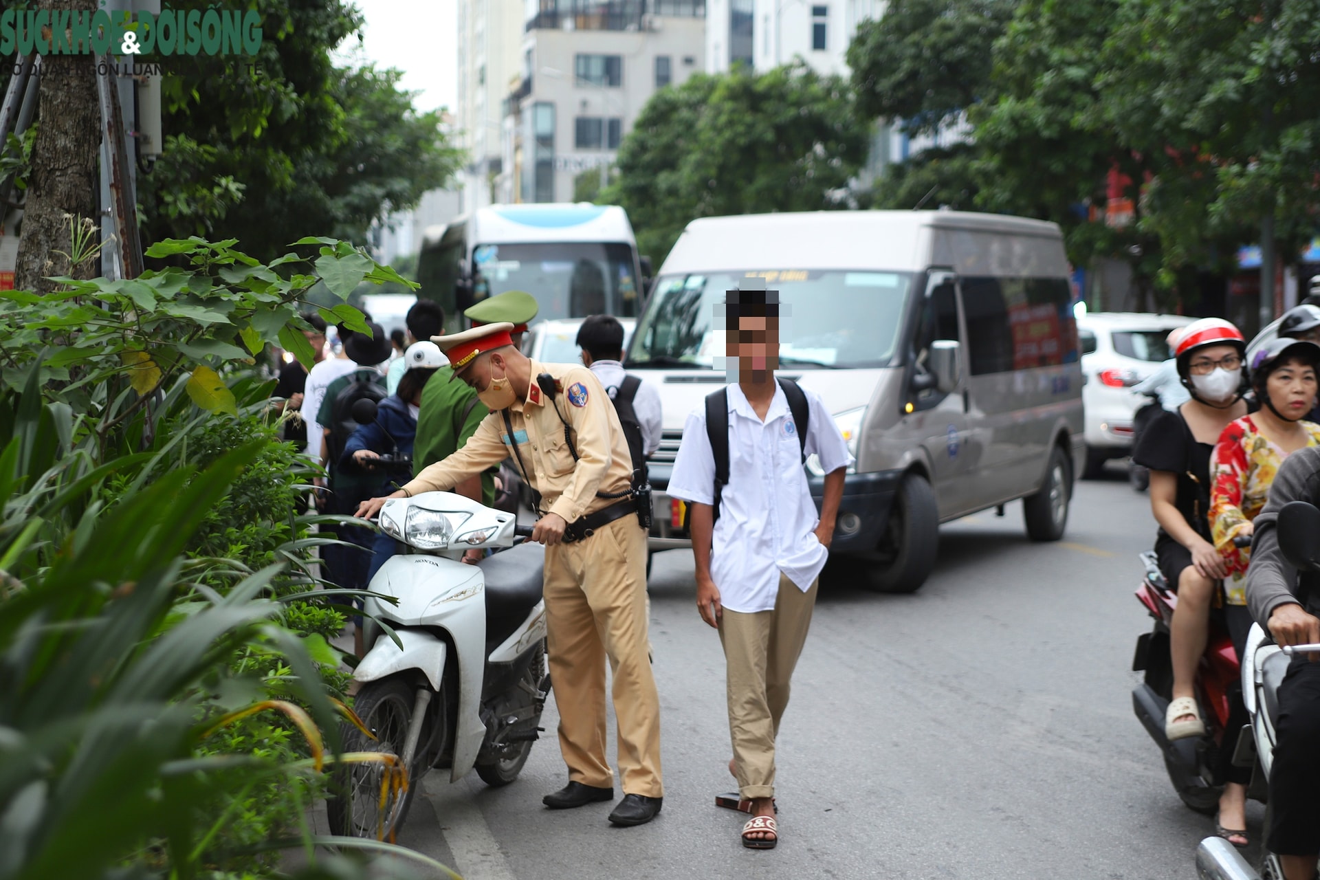 Đi xe máy không biển, 'đầu trần',... nhiều học sinh Hà Nội bị xử lý- Ảnh 2. Đi xe máy không biển, 'đầu trần',... nhiều học sinh Hà Nội bị xử lý- Ảnh 2.