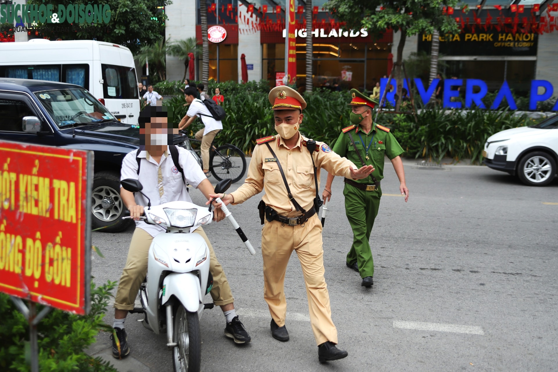 Đi xe máy không biển, 'đầu trần',... nhiều học sinh Hà Nội bị xử lý- Ảnh 3. Đi xe máy không biển, 'đầu trần',... nhiều học sinh Hà Nội bị xử lý- Ảnh 3.