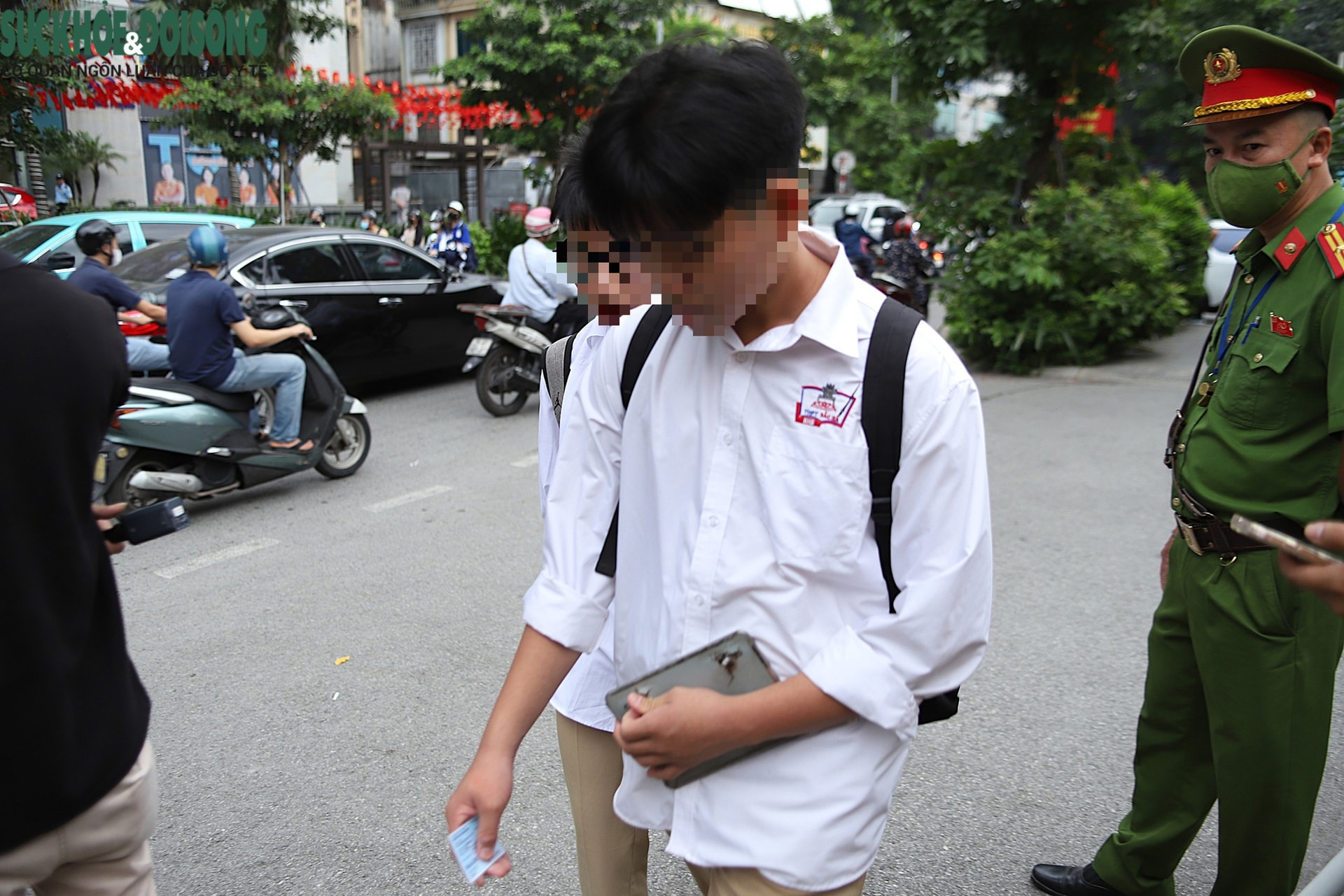 Sáng 9/9, học sinh N.M.Đ. bị lực lượng chức năng yêu cầu về nhà lấy biển số gắn lại phương tiện. Đây chỉ là một trong nhiều trường hợp vi phạm bị xử lý khi điều khiển xe máy không đội mũ bảo hiểm, thậm chí chưa có giấy phép lái xe. Sáng 9/9, học sinh N.M.Đ. bị lực lượng chức năng yêu cầu về nhà lấy biển số gắn lại phương tiện. Đây chỉ là một trong nhiều trường hợp vi phạm bị xử lý khi điều khiển xe máy không đội mũ bảo hiểm, thậm chí chưa có giấy phép lái xe.