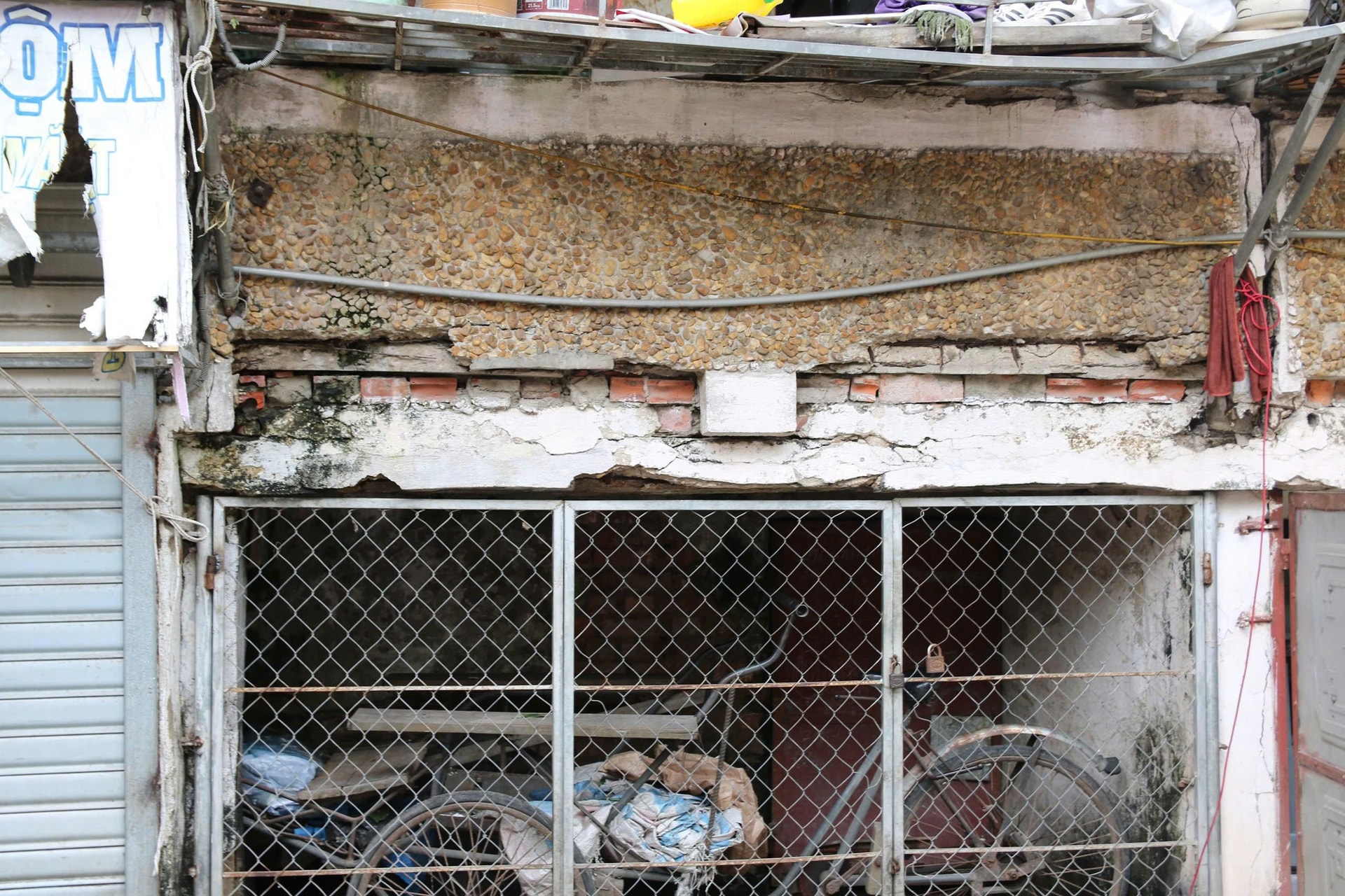 Dân mất ăn mất ngủ vì sống trong chung cư xuống cấp- Ảnh 5.