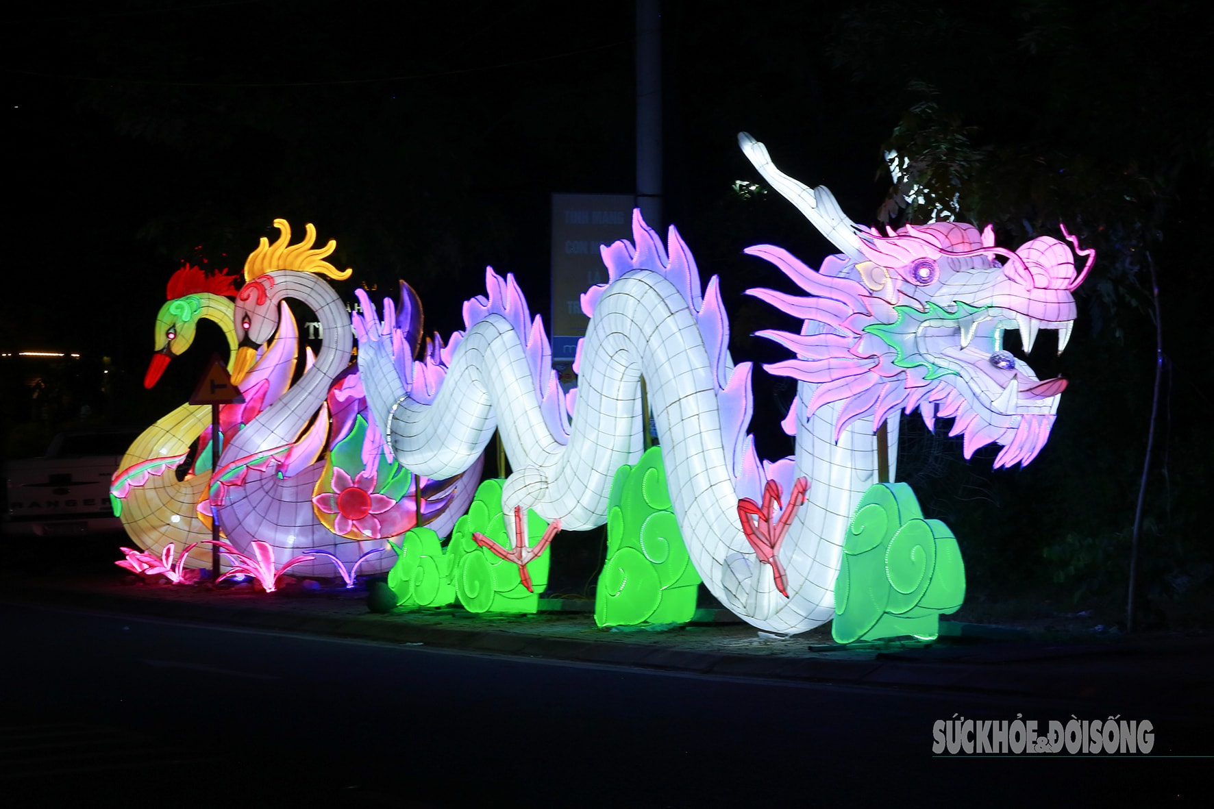 Lung linh sắc màu đèn Trung thu khổng lồ trong Lễ hội Thành Tuyên 2025- Ảnh 4.