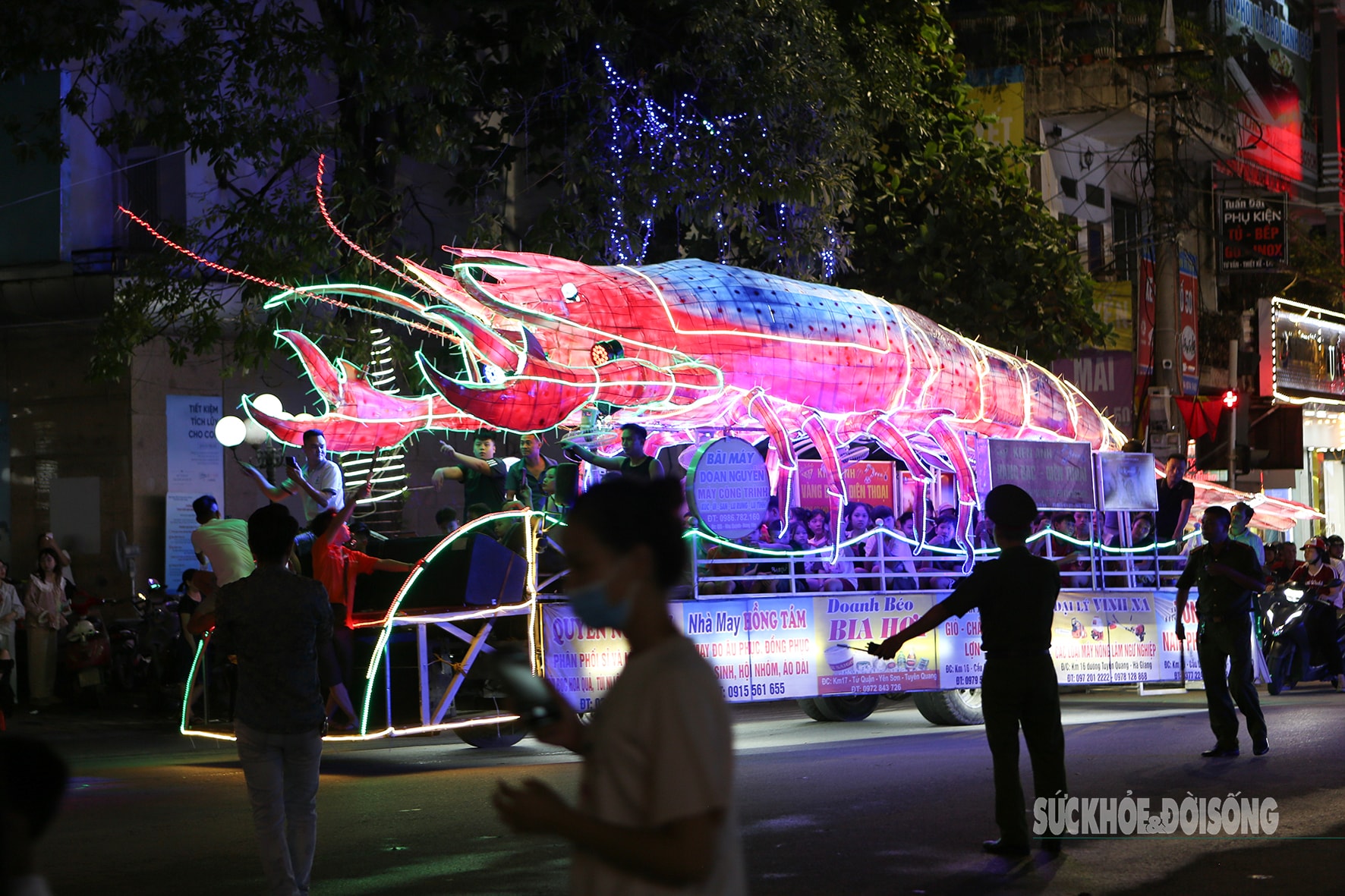 Lung linh sắc màu đèn Trung thu khổng lồ trong Lễ hội Thành Tuyên 2025- Ảnh 5.