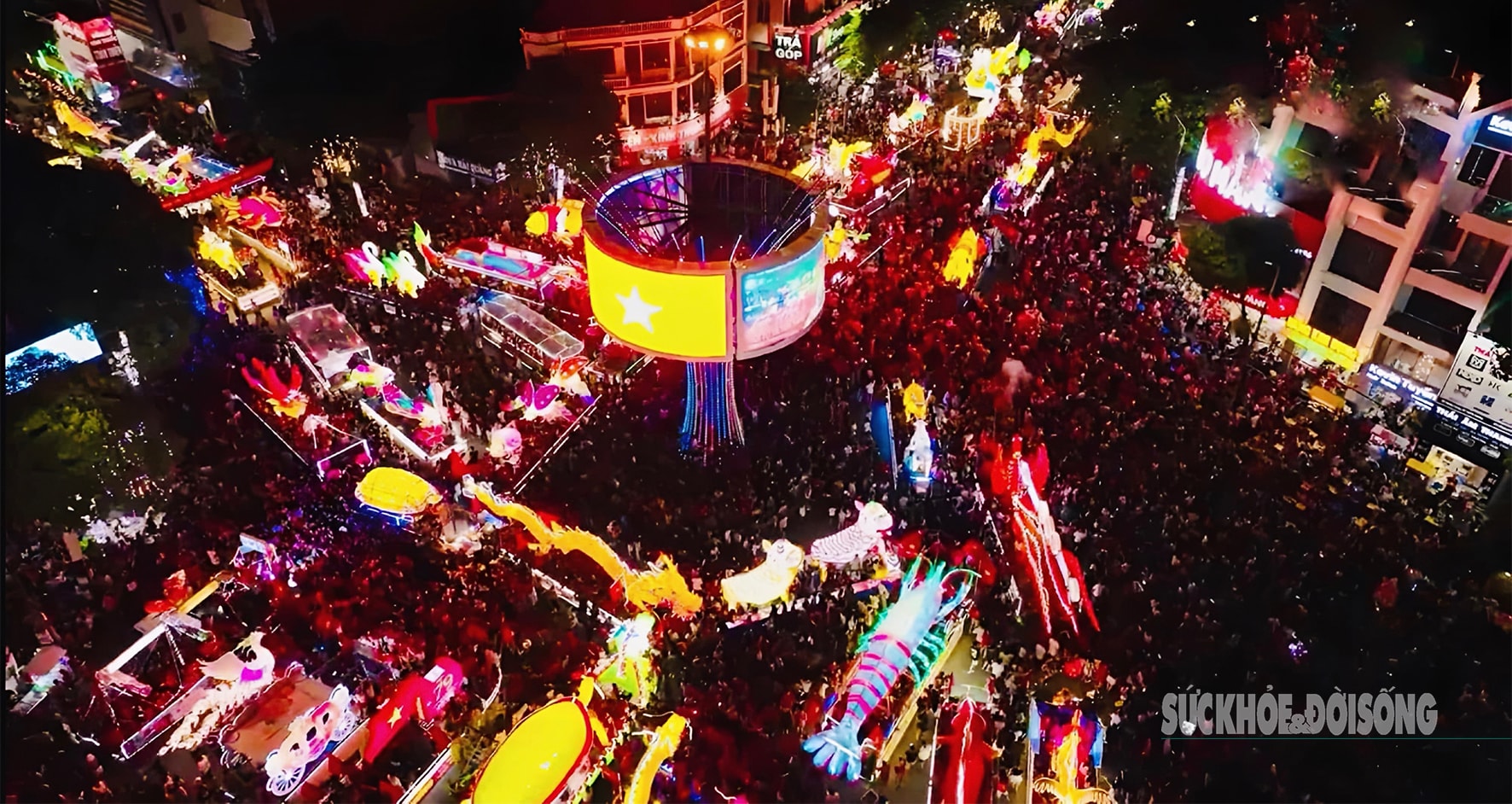 Lung linh sắc màu đèn Trung thu khổng lồ trong Lễ hội Thành Tuyên 2025- Ảnh 1.