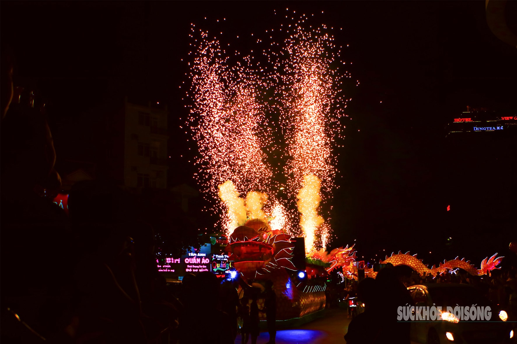 Lung linh sắc màu đèn Trung thu khổng lồ trong Lễ hội Thành Tuyên 2025- Ảnh 9.