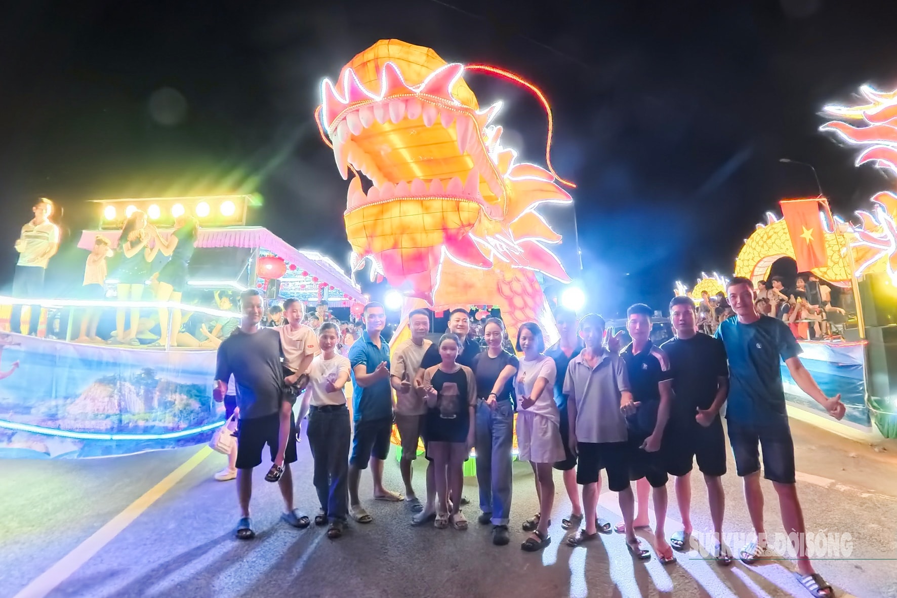 Lung linh sắc màu đèn Trung thu khổng lồ trong Lễ hội Thành Tuyên 2025- Ảnh 8.