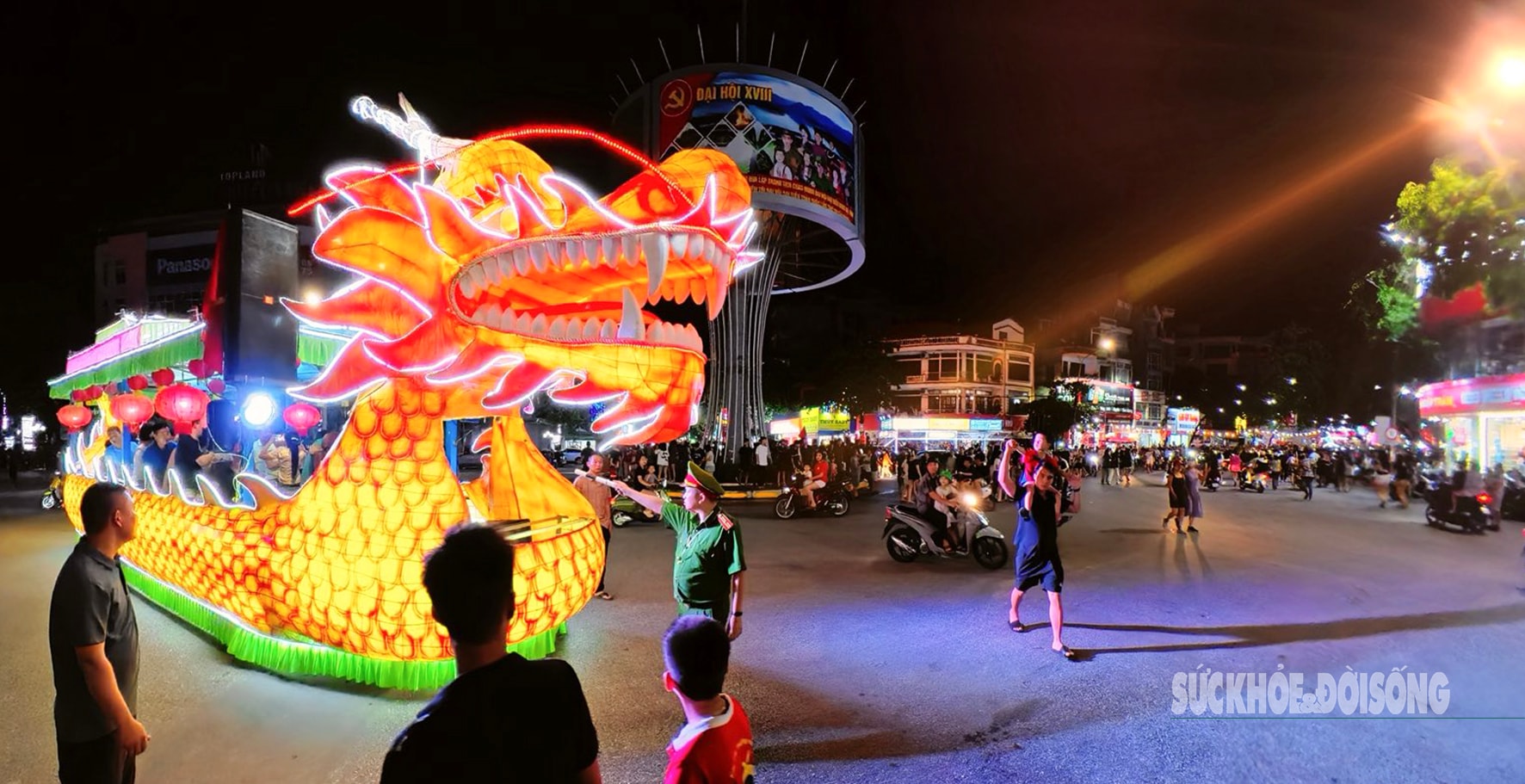 Lung linh sắc màu đèn Trung thu khổng lồ trong Lễ hội Thành Tuyên 2025- Ảnh 2.