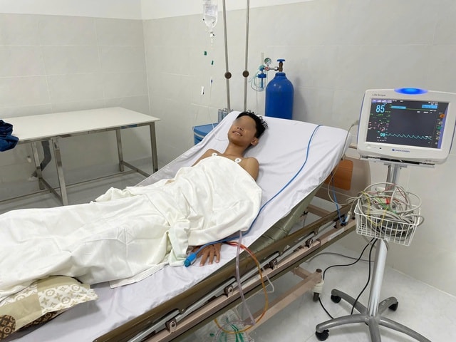 Phối hợp cứu thanh niên chấn thương phức tạp tại Côn Đảo- Ảnh 2. Phối hợp cứu thanh niên chấn thương phức tạp tại Côn Đảo- Ảnh 2.