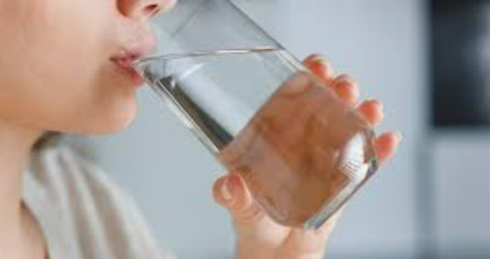 Uống nước nhiều có hại thận không?- Ảnh 1.