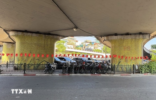 Hà Nội xử lý nghiêm, dứt điểm các điểm, bãi trông giữ xe tự phát, không phép- Ảnh 1.