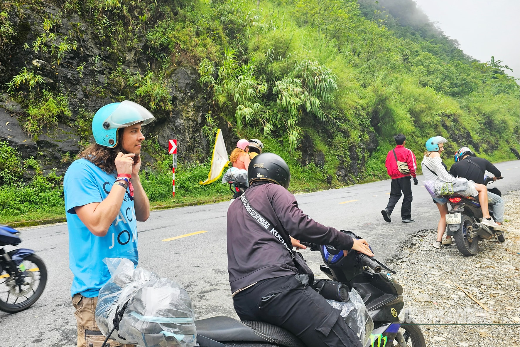 Nghề 'trai lai Tây’ giữa mây núi vùng cao cực Bắc- Ảnh 4.
