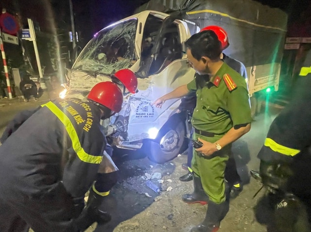 Giải cứu tài xế mắc kẹt trong cabin sau vụ tai nạn lúc rạng sáng tại Đà Nẵng- Ảnh 1.