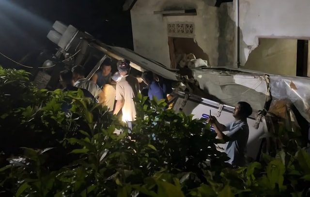 Xe đông lạnh lật ngửa, tông vào nhà dân- Ảnh 1.