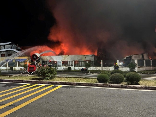 Khống chế vụ cháy tại kho hàng trong Khu công nghiệp Đồ Sơn, Hải Phòng- Ảnh 1.