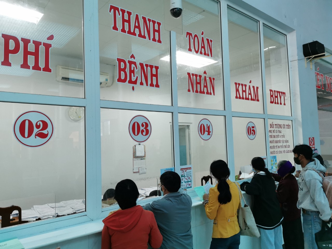 Mức hưởng BHYT hộ gia đình khi khám chữa bệnh theo quy định mới- Ảnh 1.