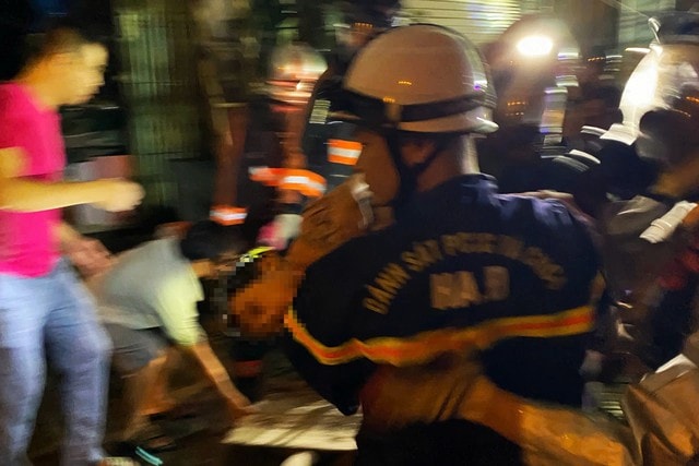 Cháy nhà dân ở Hà Đông lúc nửa đêm, 3 người được cảnh sát giải cứu- Ảnh 2.