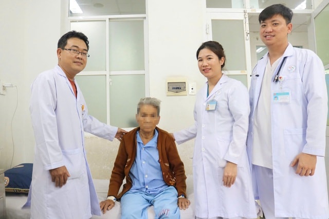 Cứu sống cụ bà vừa vỡ ruột thừa vừa rối loạn nhịp tim- Ảnh 2.